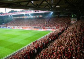 Stadion von innen tausende Menschen auf der Tribüne