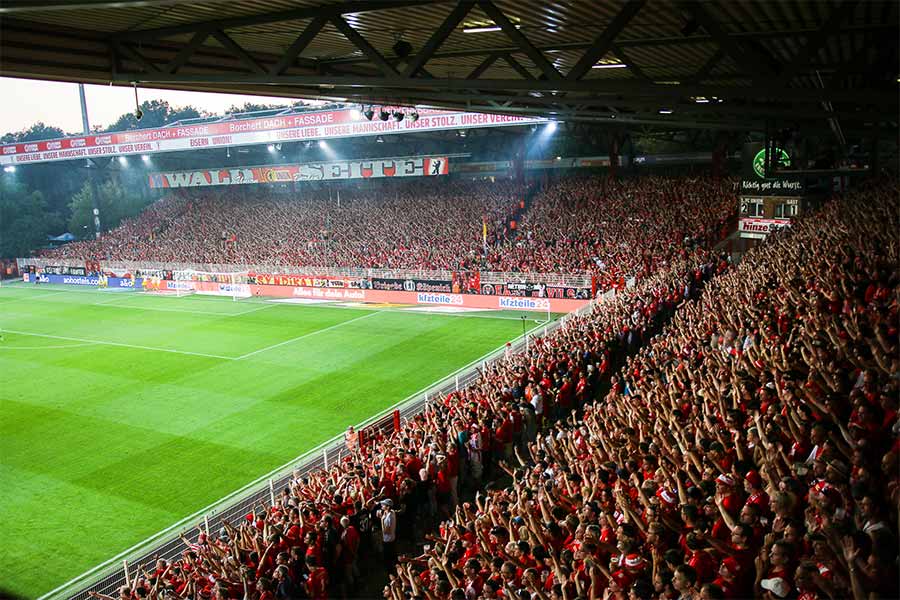 Stadion von innen tausende Menschen auf der Tribüne