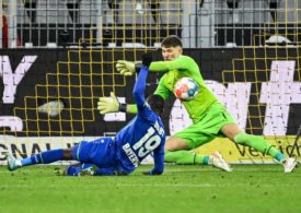 Kobel versucht den Ball von Diaby zu halten