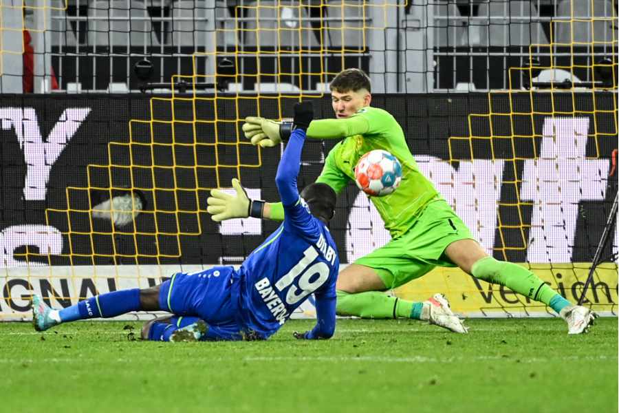 Kobel versucht den Ball von Diaby zu halten