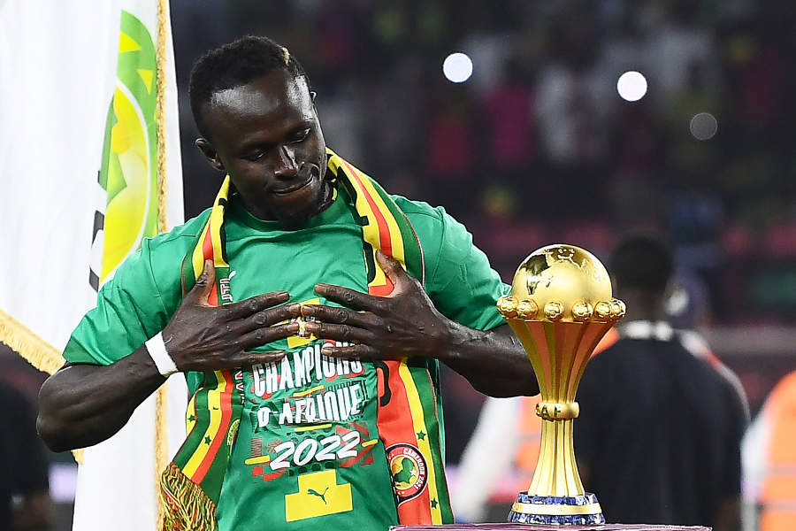 Sadio Mané betrachtet die Trophäe des Afrika Cups 2021