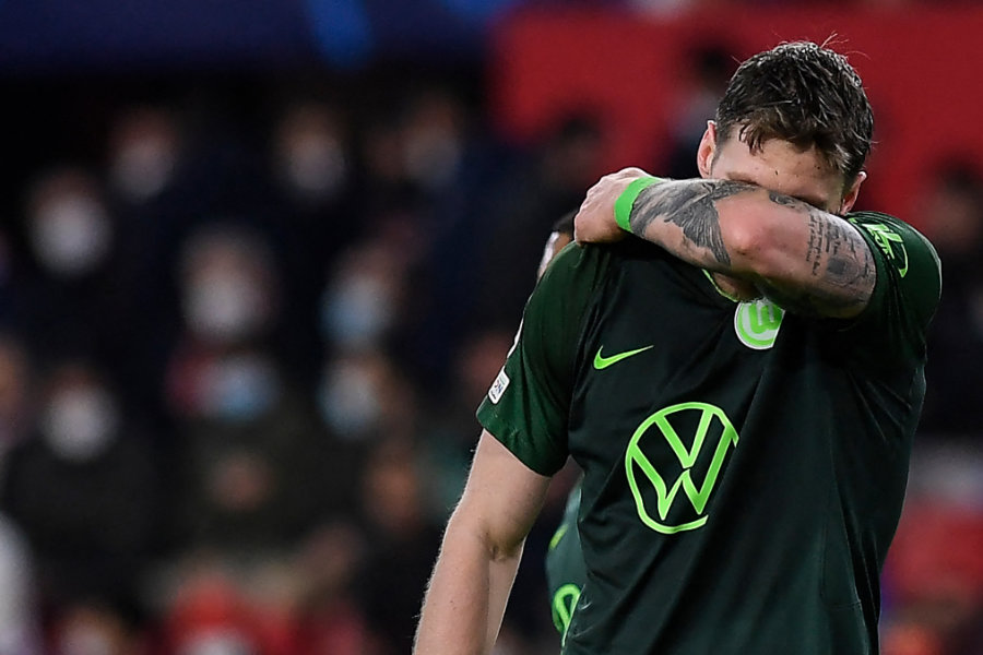 VFL Wolfsburg Stürmer Wout Weghorst hält sich sein Arm vor das Gesicht