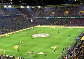 Stadion von Borussia Dortmund, auf dem Spielfeld wird mit BVB Fahnen gewedelt