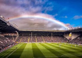 Das Bramall Lane Stadium mit einem Regenbogen dahinter