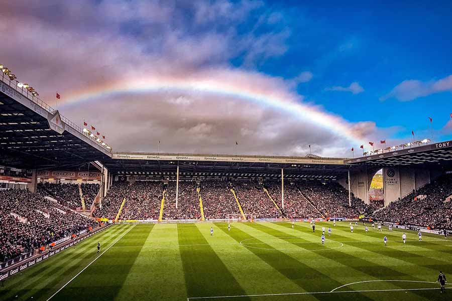 Das Bramall Lane Stadium mit einem Regenbogen dahinter