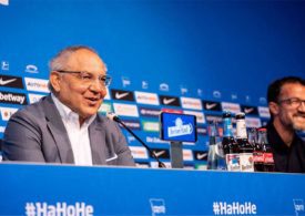 Felix Magath in einer Pressekonferenz