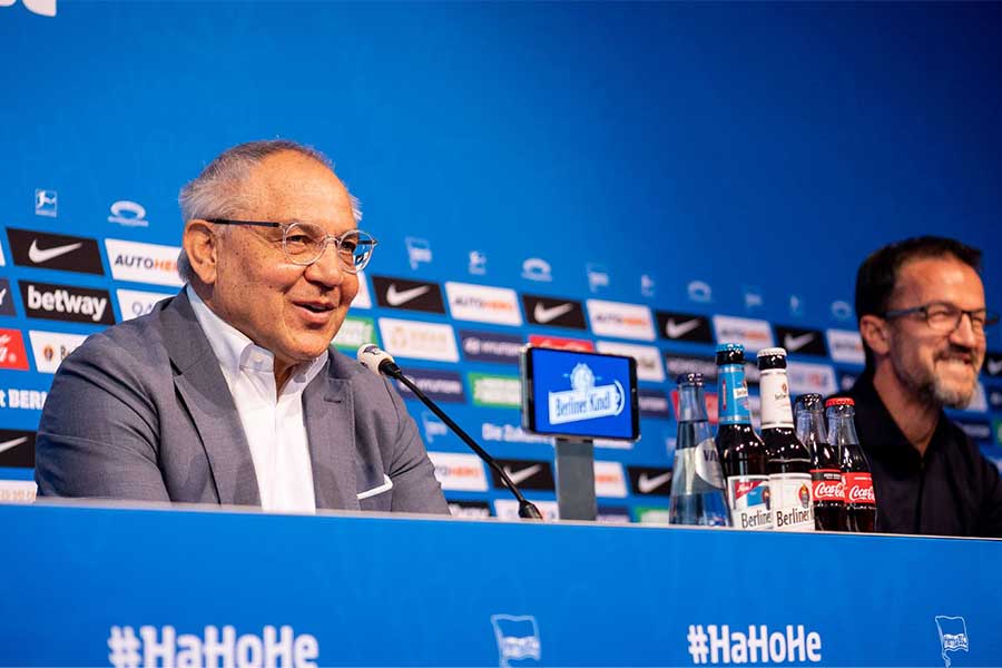 Felix Magath in einer Pressekonferenz