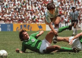 Diego Maradona und Lothar Matthäus zwischen Mitte und Ende der 80er Jahre auf dem Fußballfeld