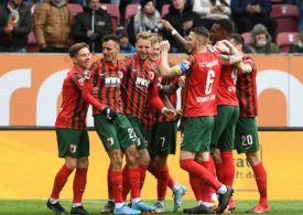 FC Augsburg Spieler freuen sich über ein Tor