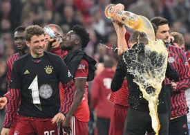 FC Bayern München feiern ihren Sieg mit Weißbier auf dem Spielfeld