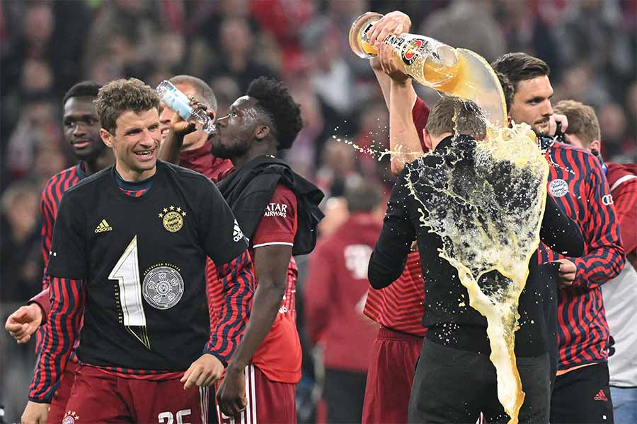 FC Bayern München feiern ihren Sieg mit Weißbier auf dem Spielfeld
