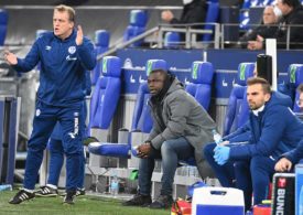 Mike Büskens und Gerald Asamoah sitzen auf der Tribüne