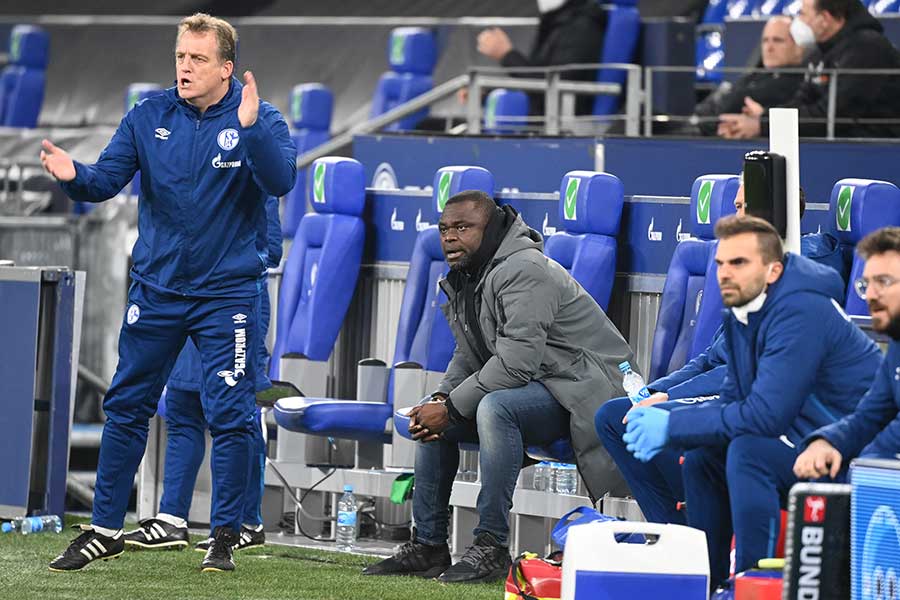 Mike Büskens und Gerald Asamoah sitzen auf der Tribüne