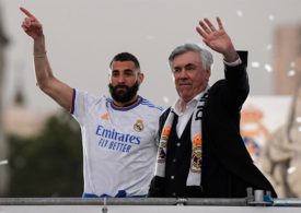 Karim Benzema winkt mit Carlo Ancelotti in die Kamera