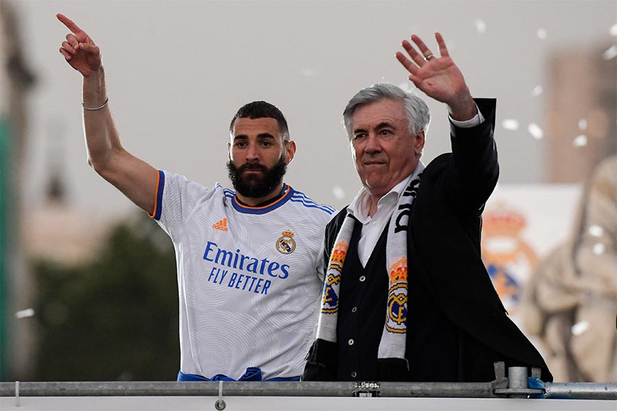 Karim Benzema winkt mit Carlo Ancelotti in die Kamera