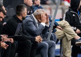 Felix Magath sitzt mit Händen im Gesicht neben anderen Menschen