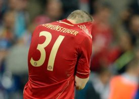 Bastian Schweinsteiger mit Rücken zur Kamera und Kopf im Trikot.