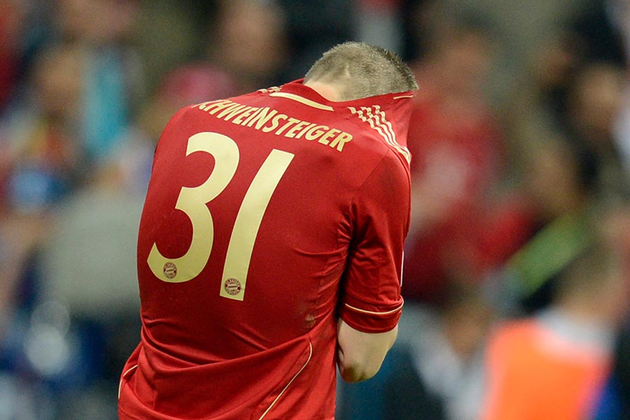 Bastian Schweinsteiger mit Rücken zur Kamera und Kopf im Trikot.