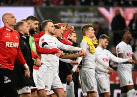 Der 1 FC Köln stehen in einer Reihe an der Hand und jubeln gemeinsam