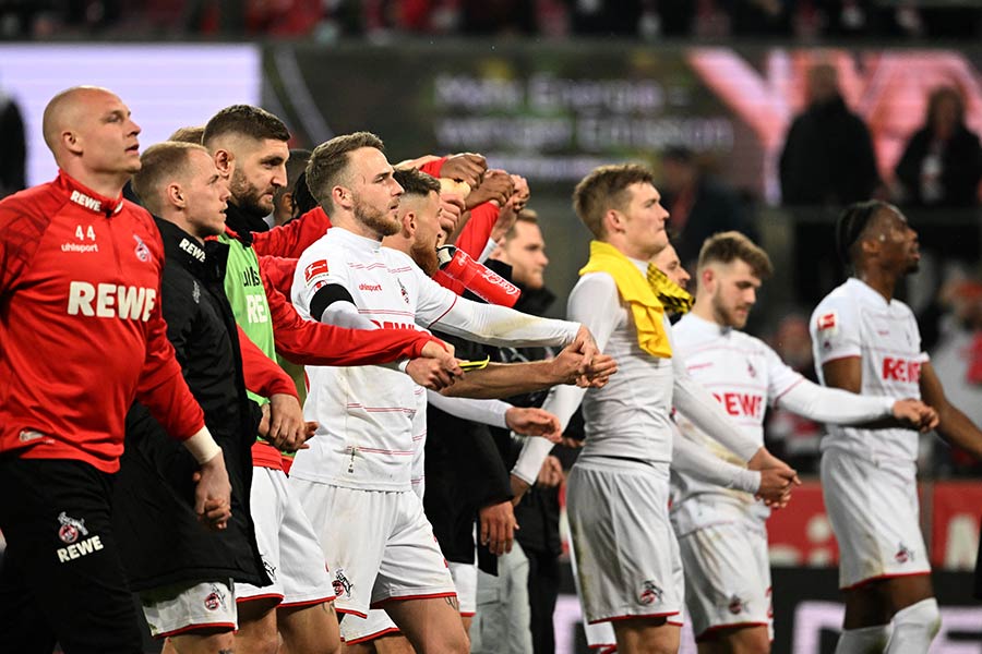 Der 1 FC Köln stehen in einer Reihe an der Hand und jubeln gemeinsam