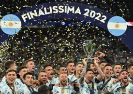 Das Argentinien Team jubelt zusammen mit Pokal in der Hand