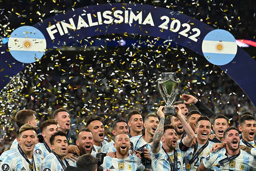 Das Argentinien Team jubelt zusammen mit Pokal in der Hand