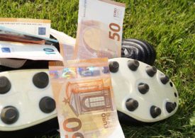 Fußballschuhe auf dem Rassen mit 50 Euro Scheinen auf den Schuhen
