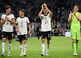 Leon Goretzka, Joshua Kimmich, Thomas Müller und Manuel Neuer laufen in einer Linie und klatschen in die Hände.