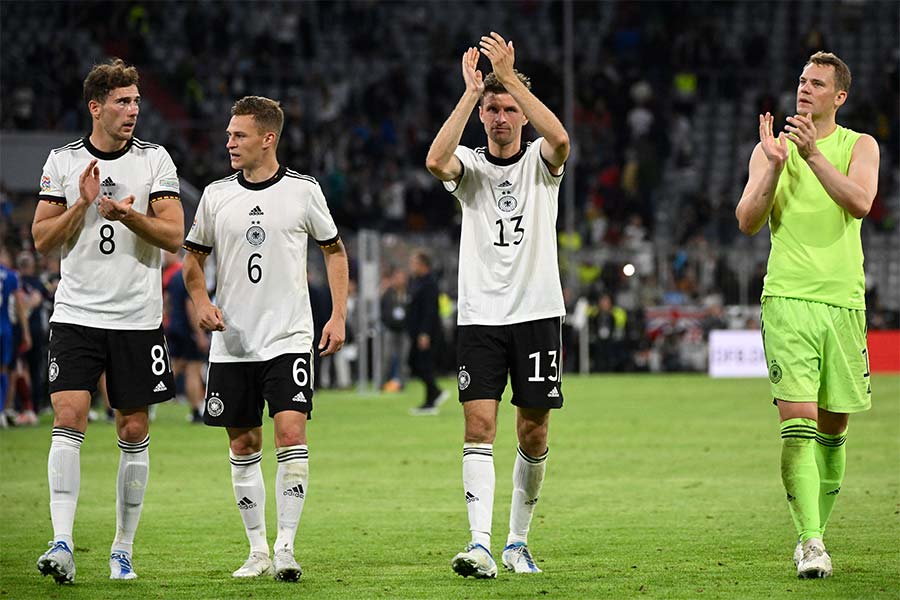 Leon Goretzka, Joshua Kimmich, Thomas Müller und Manuel Neuer laufen in einer Linie und klatschen in die Hände.