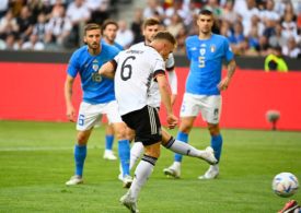 Joshua Kimmich schießt den Ball im Spiel gegen Italien