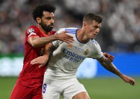 Tony Kroos drängt Mohamed Salah ab.