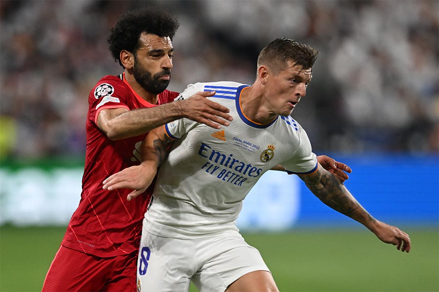 Tony Kroos drängt Mohamed Salah ab.