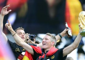 Manuel Neuer und Bastian Schweinsteiger halten den WM Pokal und jubeln.