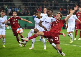 Thomas Müller im Zweikampf mit Denis Zakaria im DFB-Pokal Spiel Bayern München gegen Borrussia Mönchengladbach