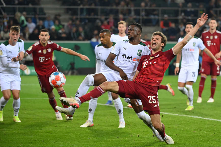 Thomas Müller im Zweikampf mit Denis Zakaria im DFB-Pokal Spiel Bayern München gegen Borrussia Mönchengladbach