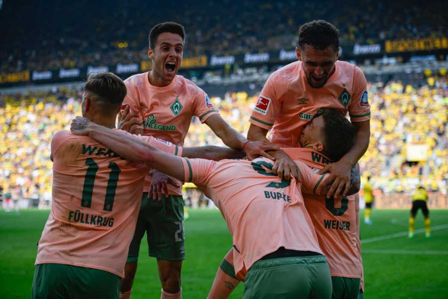 Werder Bremen Spieler feiern ein Tor gegen Borrussia Dortmund