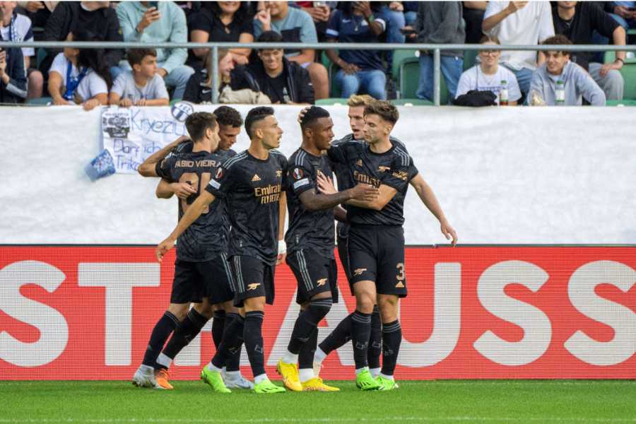 Arsenals Mittelfeldspieler Marquinhos bekommt von seinen Teamkameraden Gratulationen zum geschossenen Tor gegen FC Zurich