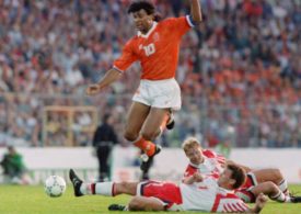 Ruud Gullit springt im Halbfinale Niederlande vs. Dänemark 1992 über John Jensen.