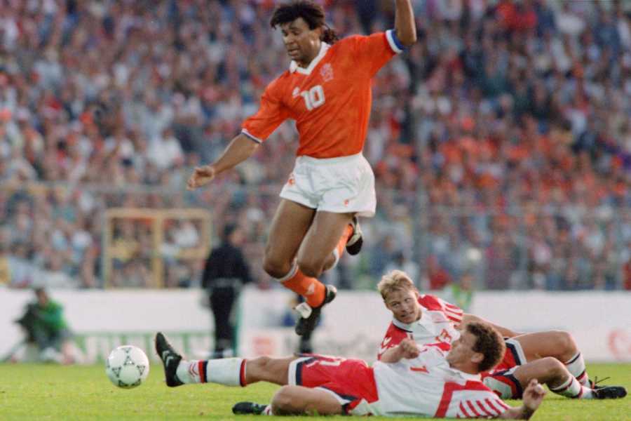 Ruud Gullit springt im Halbfinale Niederlande vs. Dänemark 1992 über John Jensen.