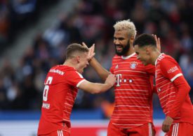 Spieler des FC Bayern bejubeln ein Tor