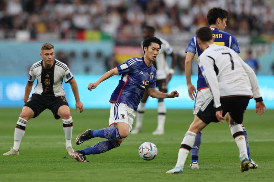 Daichi Kamada überwindet die Deutsche Verteidigung im WM Spiel Deutschland vs. Japan (Katar 2022)