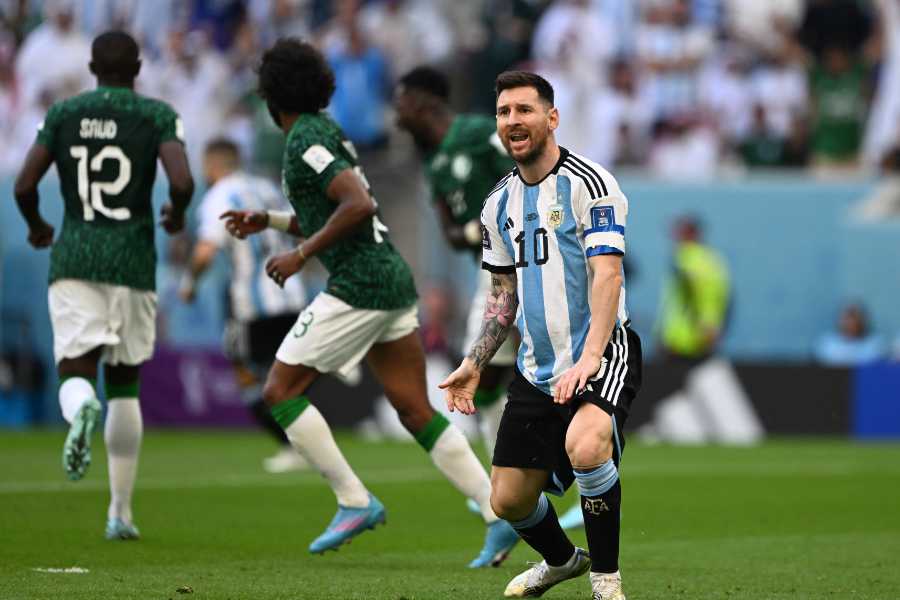Lionel Messi steht fassungslos auf dem Platz (Weltmeisterspiel 2022 Argentinien vs. Saudi-Arabien)