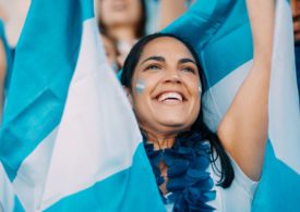 Ein weiblicher Argentinien-Fan jubelt mit Fahne