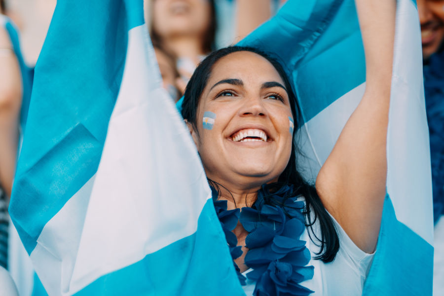 Ein weiblicher Argentinien-Fan jubelt mit Fahne