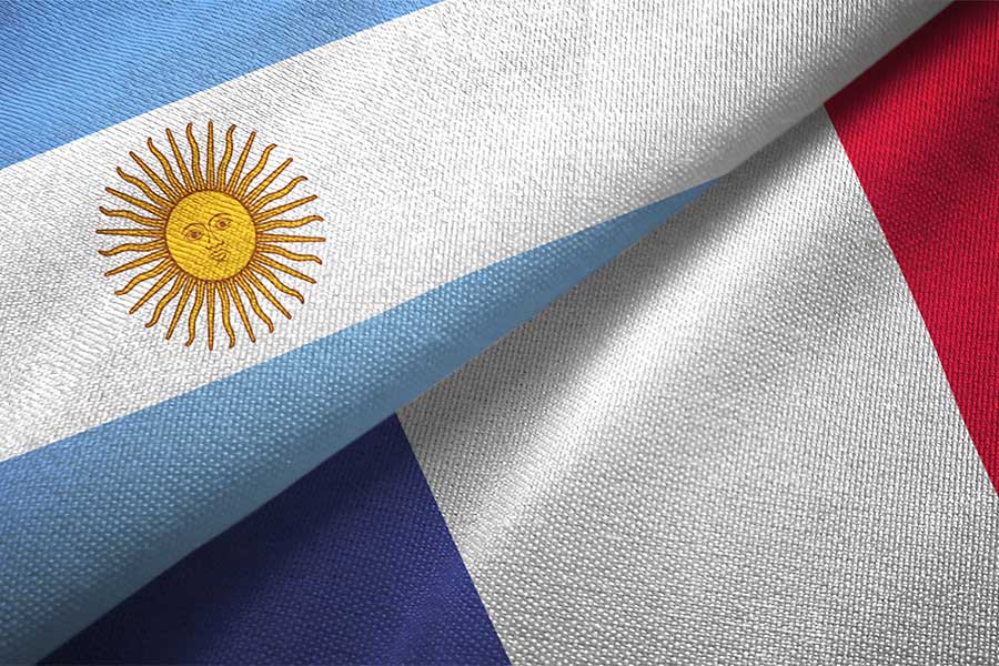 Zwei Flaggen einmal die argentinische Flagge und einmal die französische Flagge