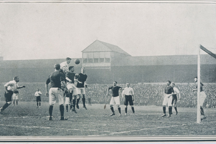 Ein altes Bild von einem Fußballspiel