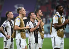 Spieler der deutschen Nationalmannschaft applaudieren den Fans
