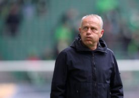 Der Trainer Christian Streich bläst seine Wangen auf