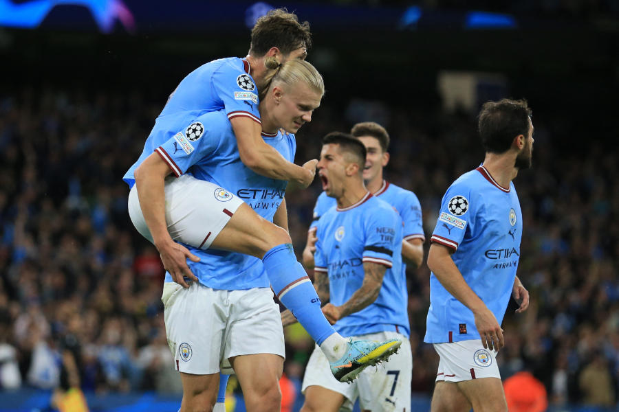 Spieler von Manchester City bejubeln ein Tor